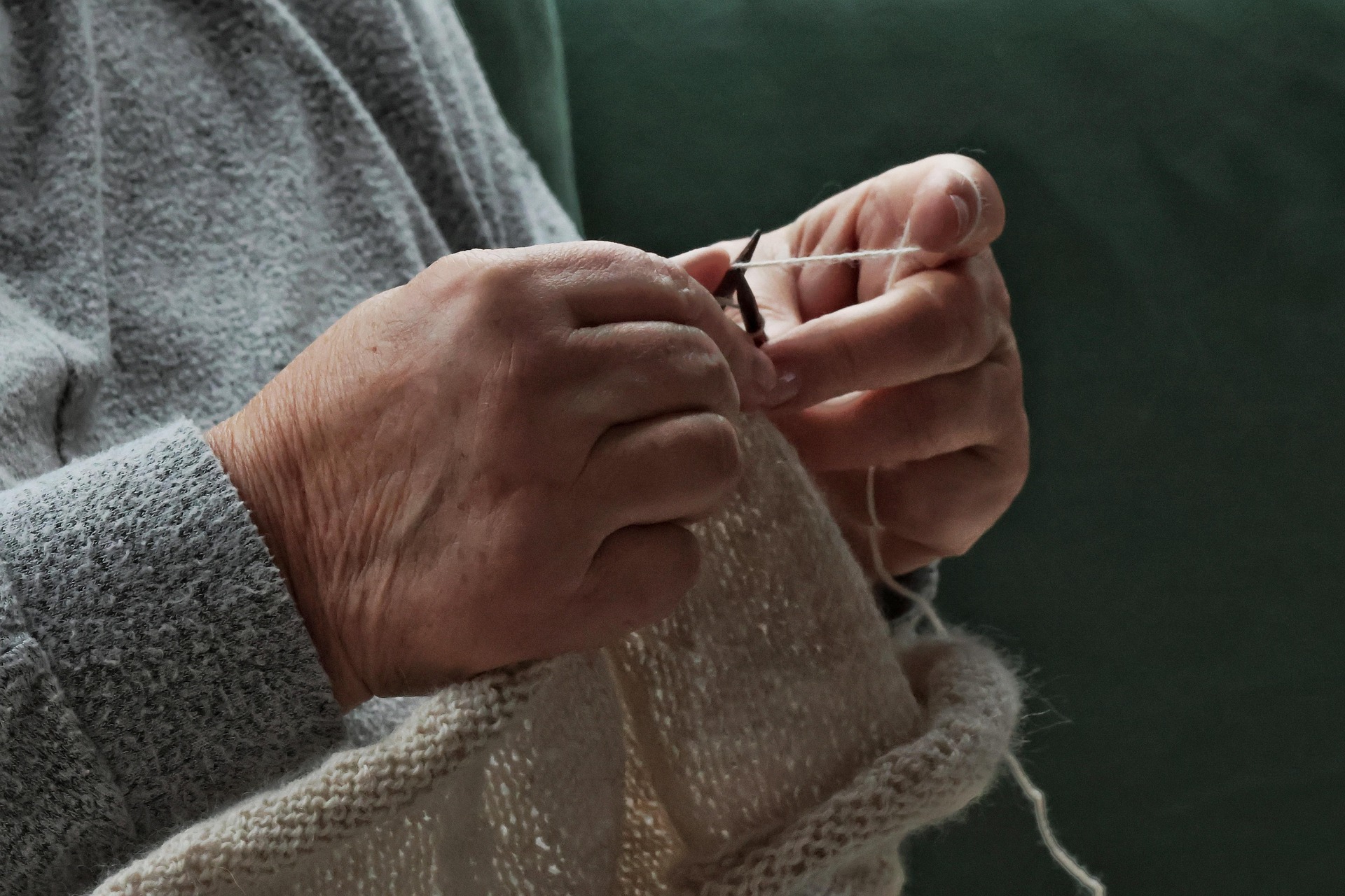 Hände beim Stricken